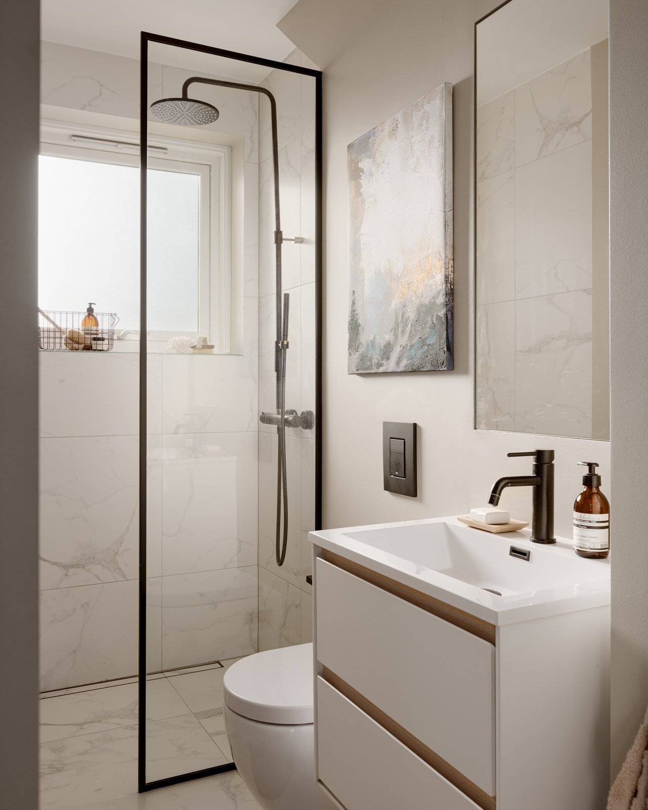 Her er det flislagt gulv med gulvvarme for ekstra komfort, vegghengt toalett og speilskap. Galleribilde