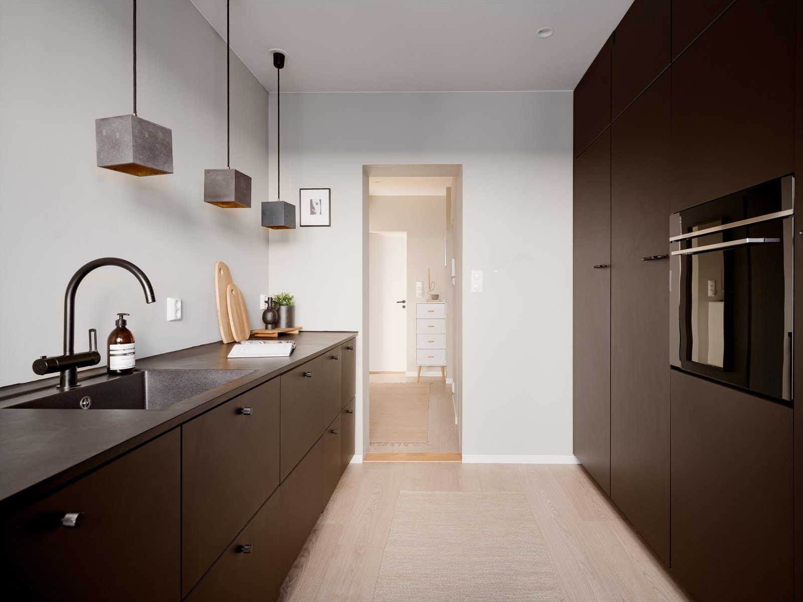 Alle hvitevarer er integrert, inkludert stekeovn, koketopp, full size kjøleskap, full size fryser, oppvaskmaskin og vaskemaskin. Galleribilde