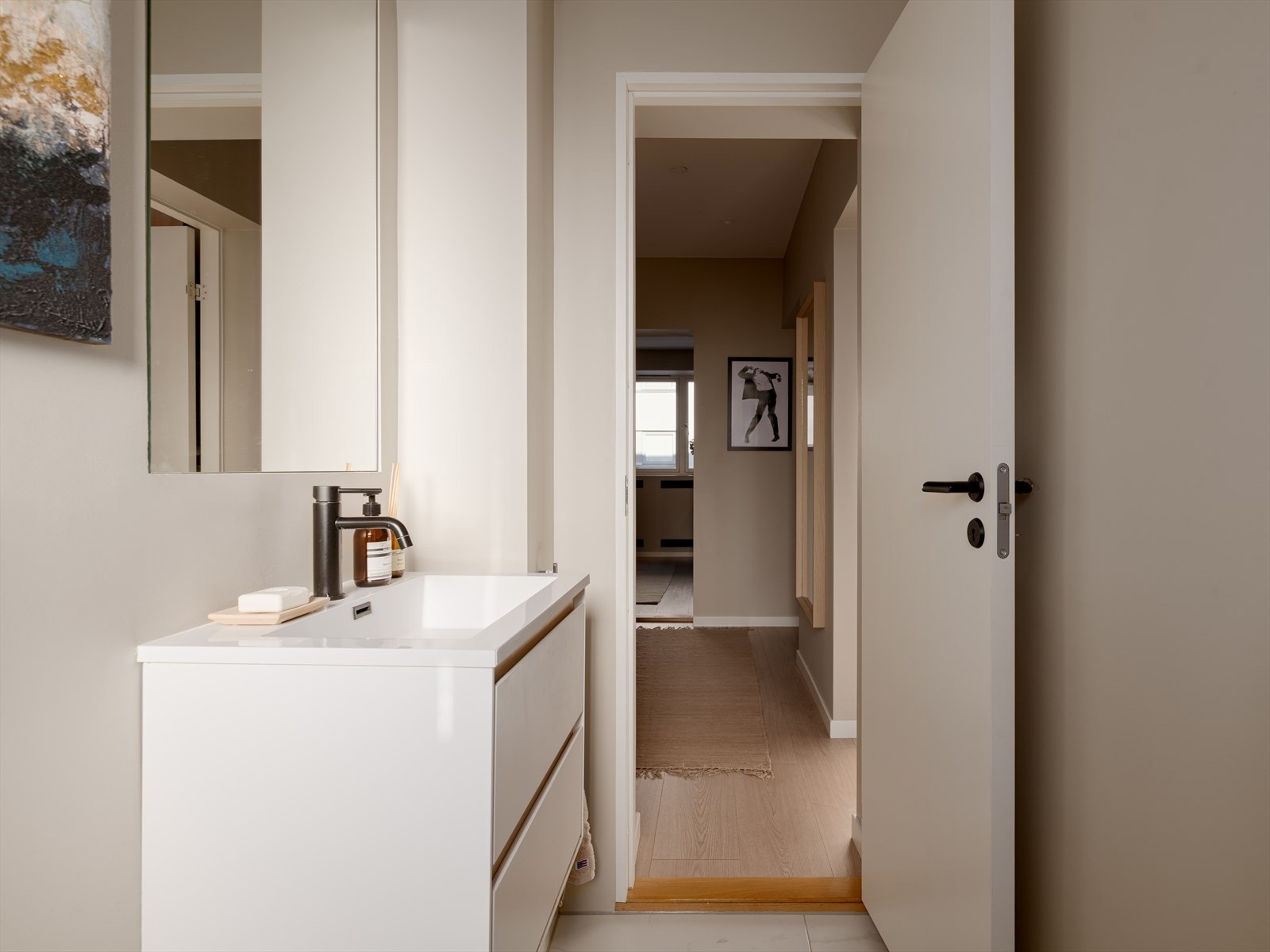 Badet er utstyrt med en ny, elektrisk styrt avtrekksvifte, installert i 2024. Galleribilde