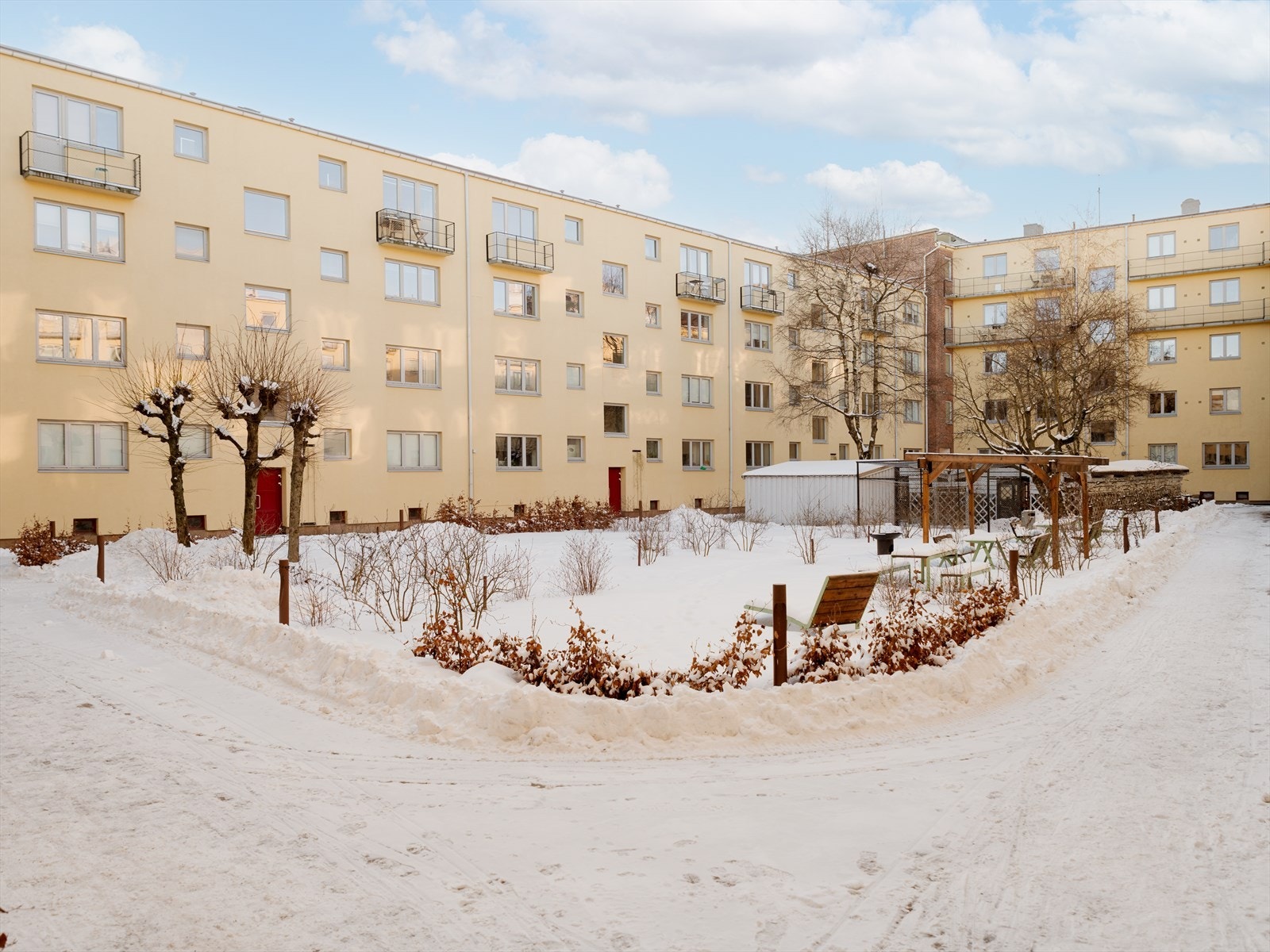 Aksjelaget har tre store bakgårder til fri bruk for alle beboerne, som innbyr til både lek, avslapning og sosiale sammenkomster. Galleribilde