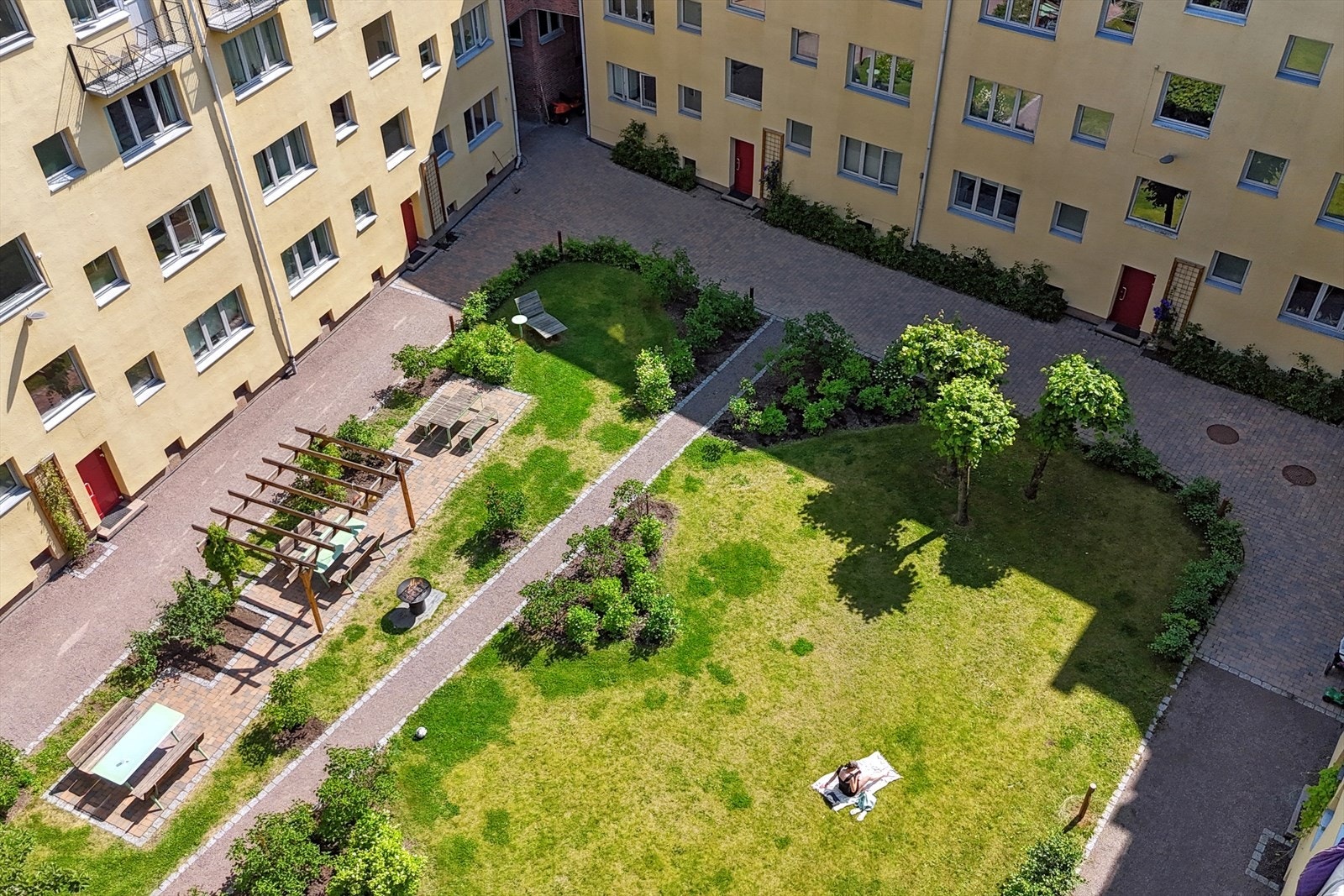 Den store, lukkede bakgården gir et trygt og privat uterom midt i byen. Galleribilde