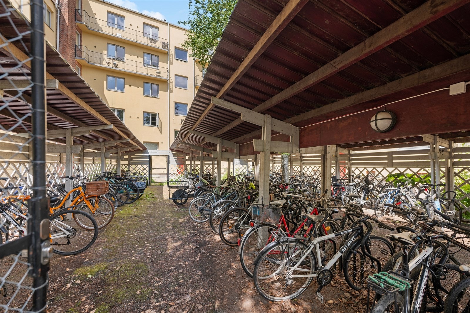 I bakgården er det felles, overbygde sykkelboder for trygg parkering. Galleribilde
