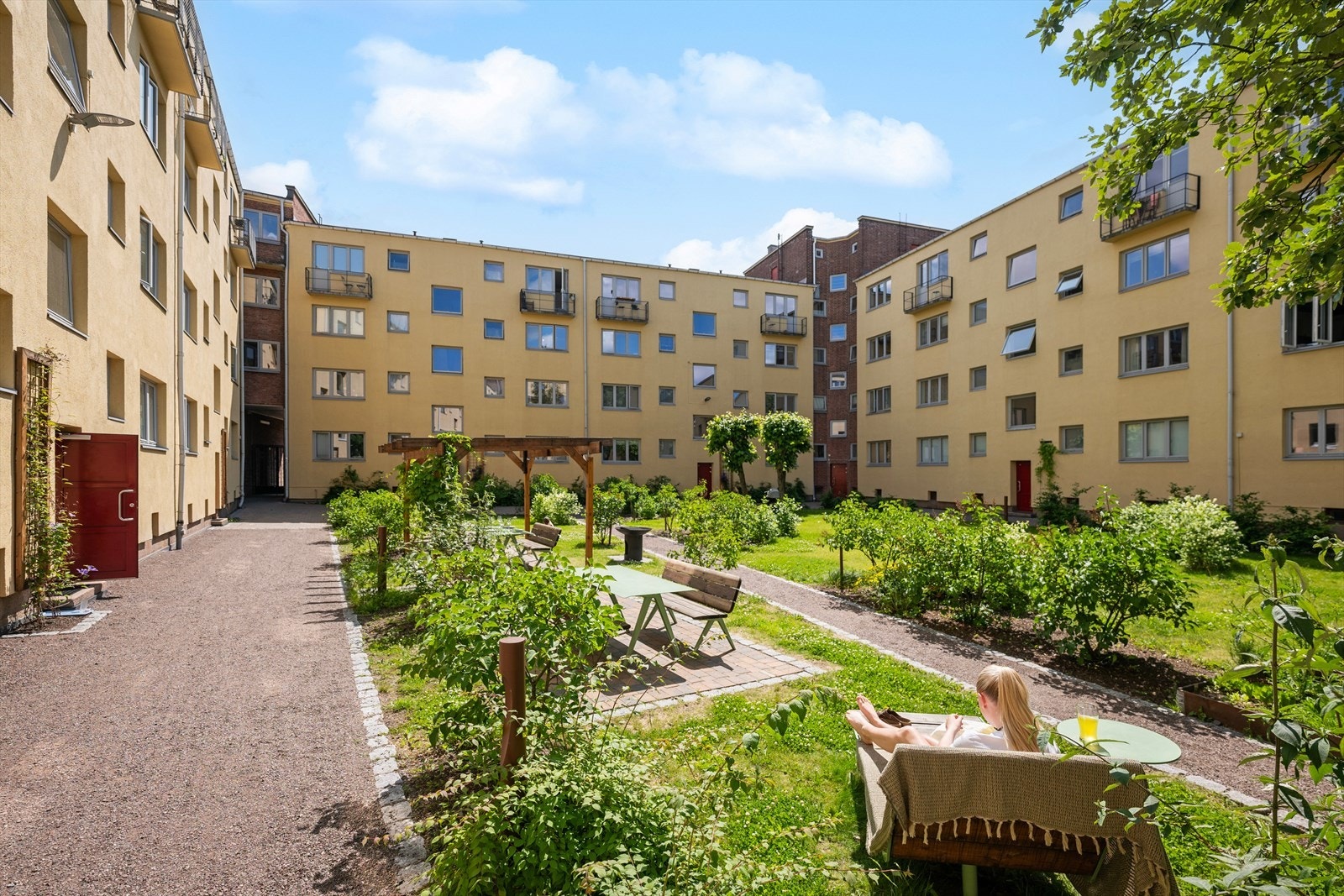Om sommeren er bakgården en grønn oase med sittegrupper og beplantning. Galleribilde