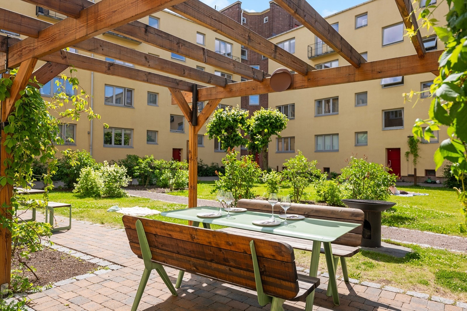 Her finnes det flere sosiale soner, inkludert en pergola med benker. Galleribilde