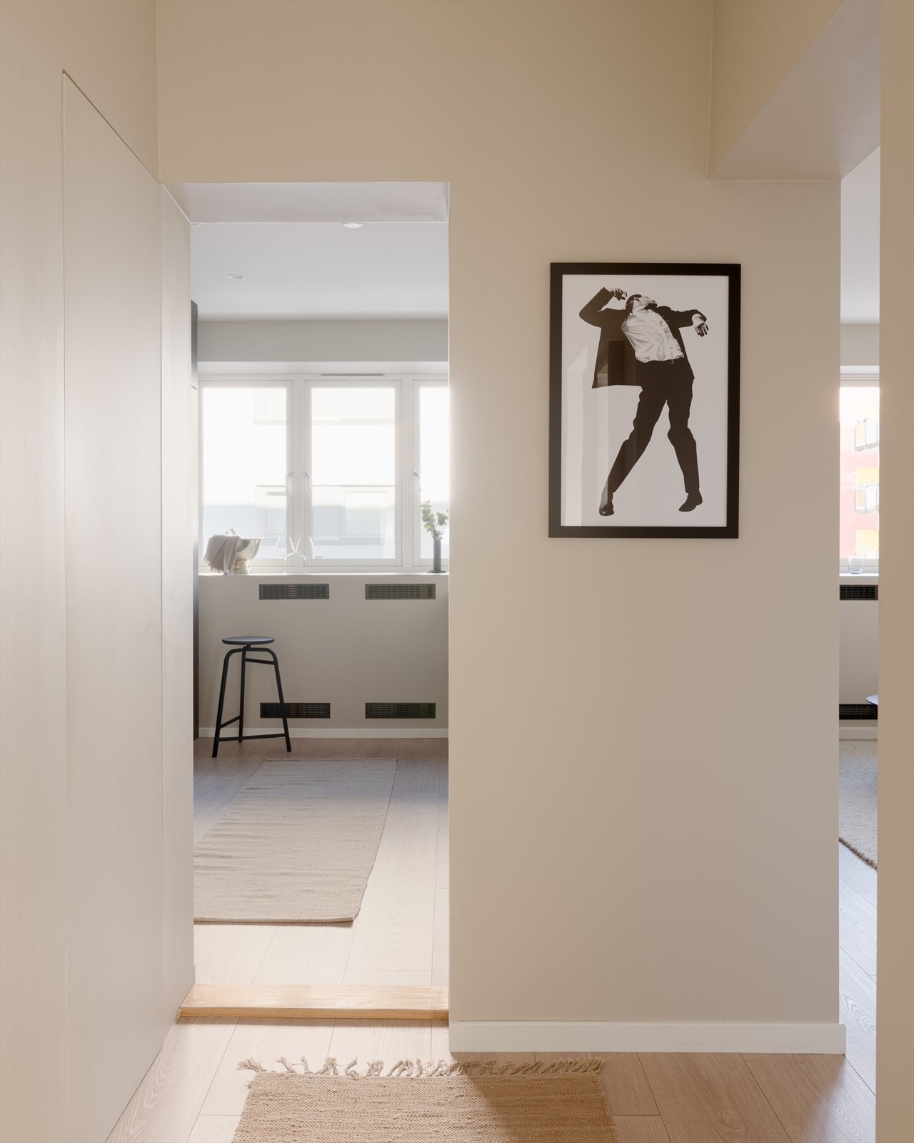 Leiligheten har en gjennomgående planløsning med store vindusflater, som sammen med den gode takhøyden på ca. 2,57 m. skaper en lys og luftig følelse. Galleribilde