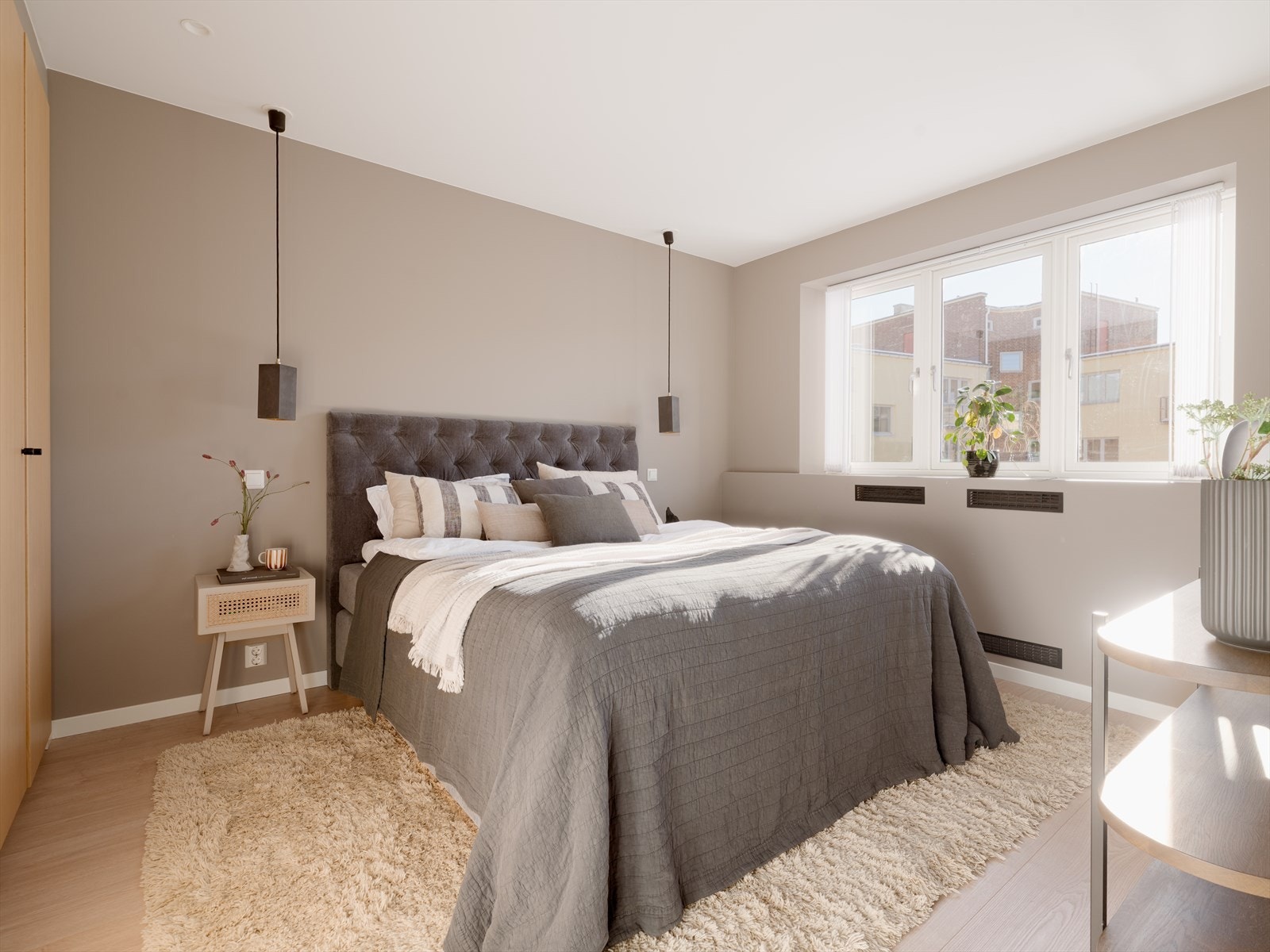 Soverommet er av spesielt god størrelse med plass til både dobbeltseng, tilhørende nattbord og garderobeløsning. Galleribilde