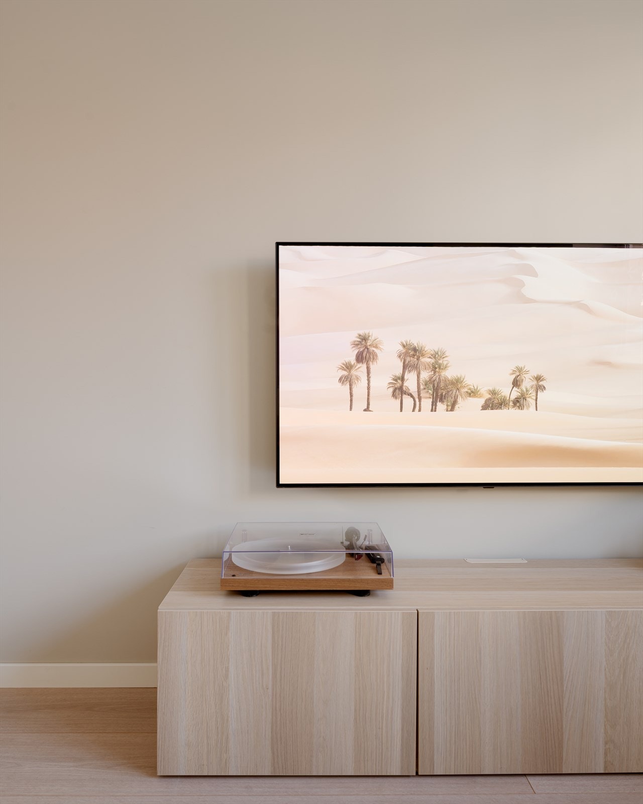 Varmtvann, fyring og internett er inkludert i felleskostnadene, noe som gir svært lave og forutsigbare boutgifter. Galleribilde