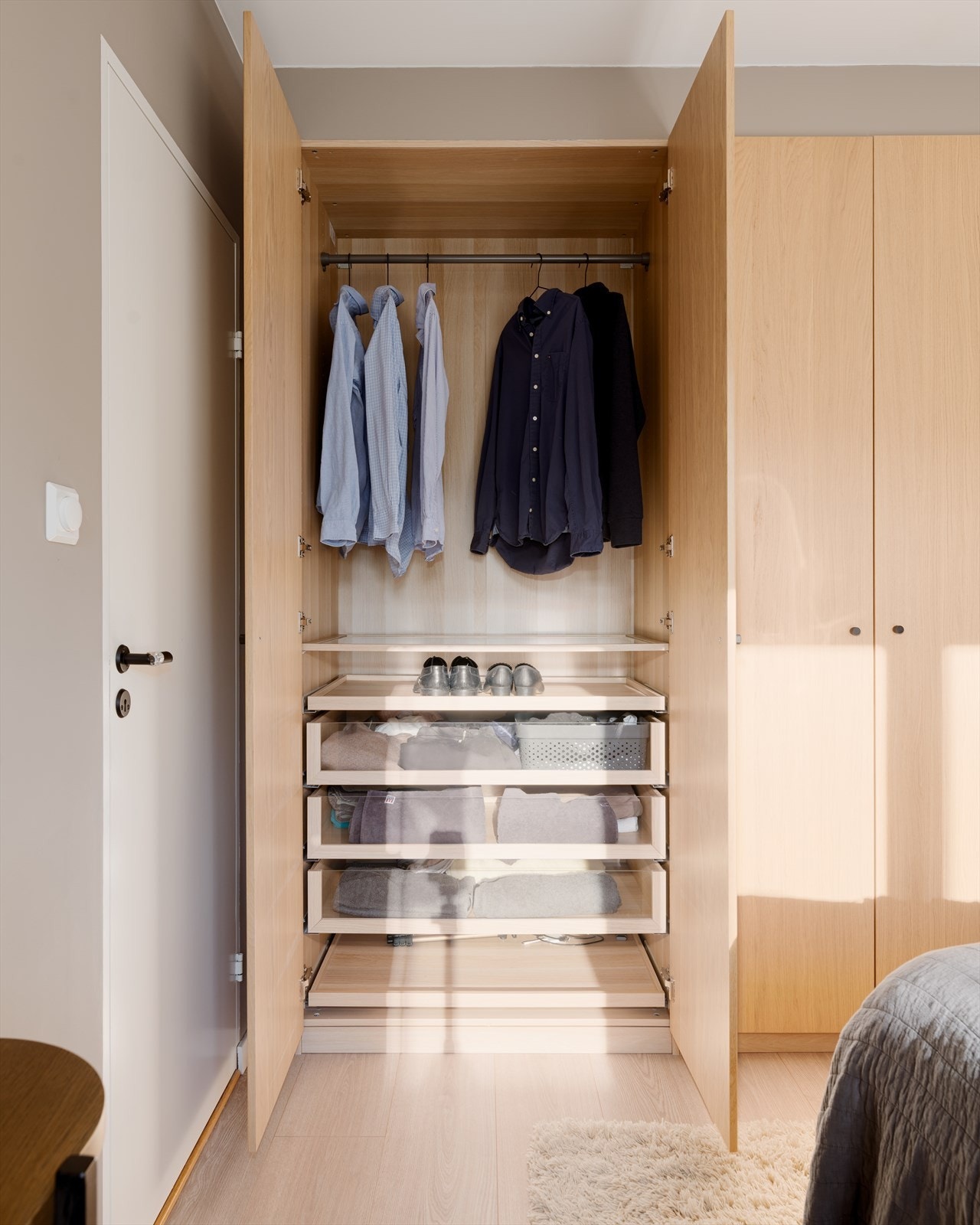 Garderoben er smart innredet med en kombinasjon av oppheng, hyller og uttrekkbare skuffer. Galleribilde