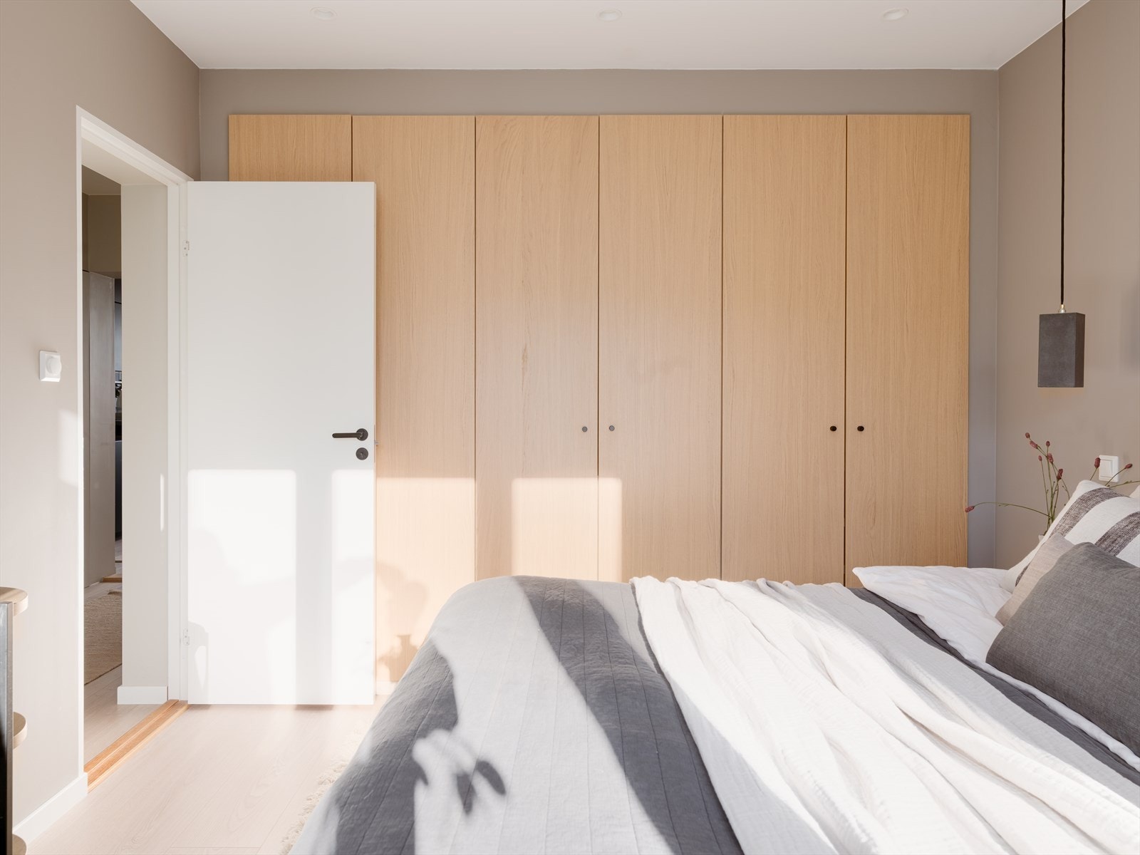 Plassbygget garderobeskap gir rikelig med oppbevaringsplass på soverommet. Galleribilde