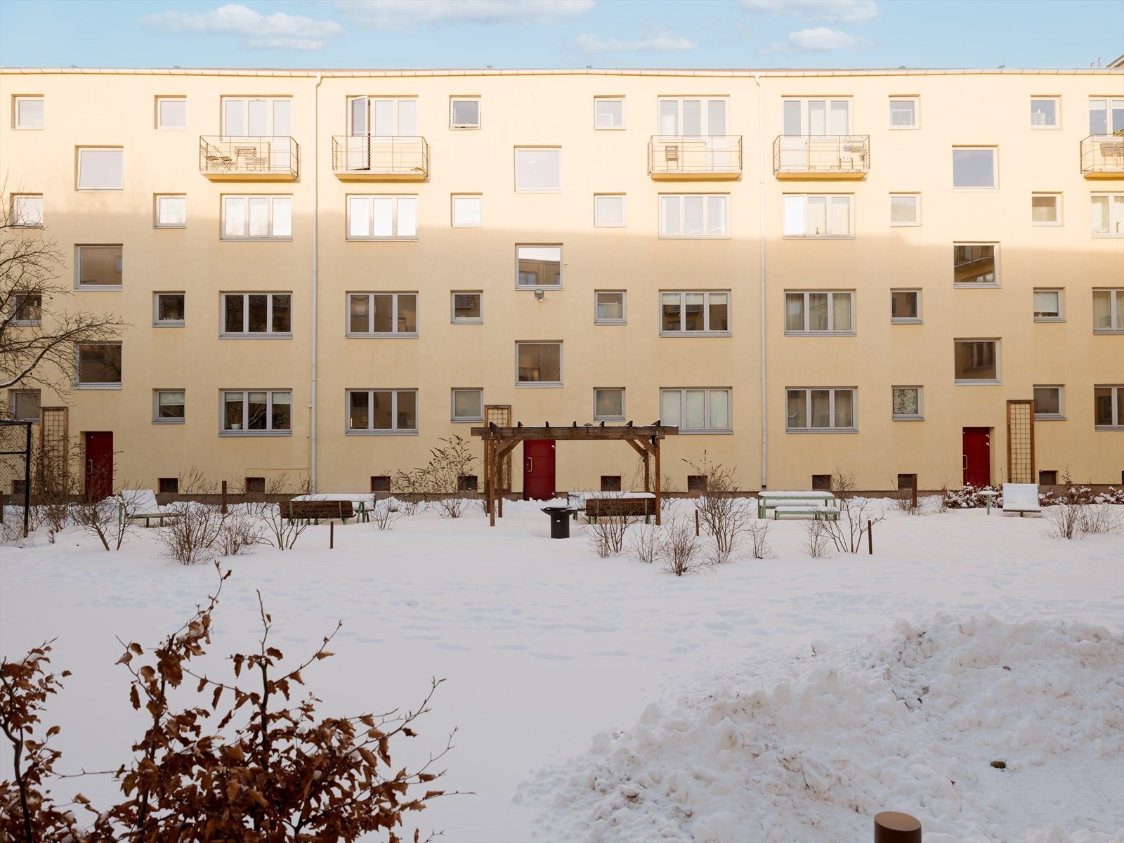 Uteområdet ble betydelig oppgradert i 2020/2021 med nye lekeapparater, hyggelige sittegrupper og moderne hagemøbler som gjør det enkelt å nyte fine dager utendørs. Galleribilde