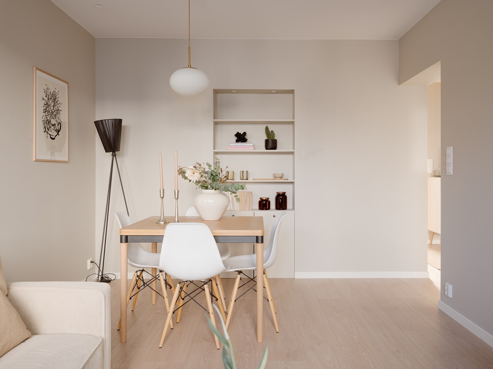 Stuen har en god størrelse som gir rom for både sofagruppe og spiseplass. Innfelte LED-spotter i himlingen, installert i 2018, gir god og jevn belysning. Galleribilde