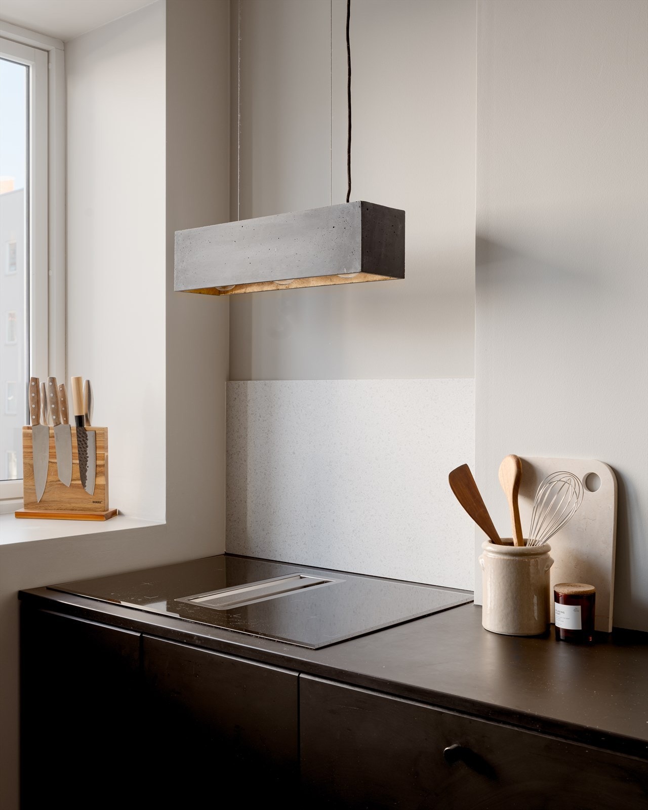 Platetopp med integrert ventilator. Over kokesonen er det installert komfyrvakt for økt sikkerhet. Galleribilde