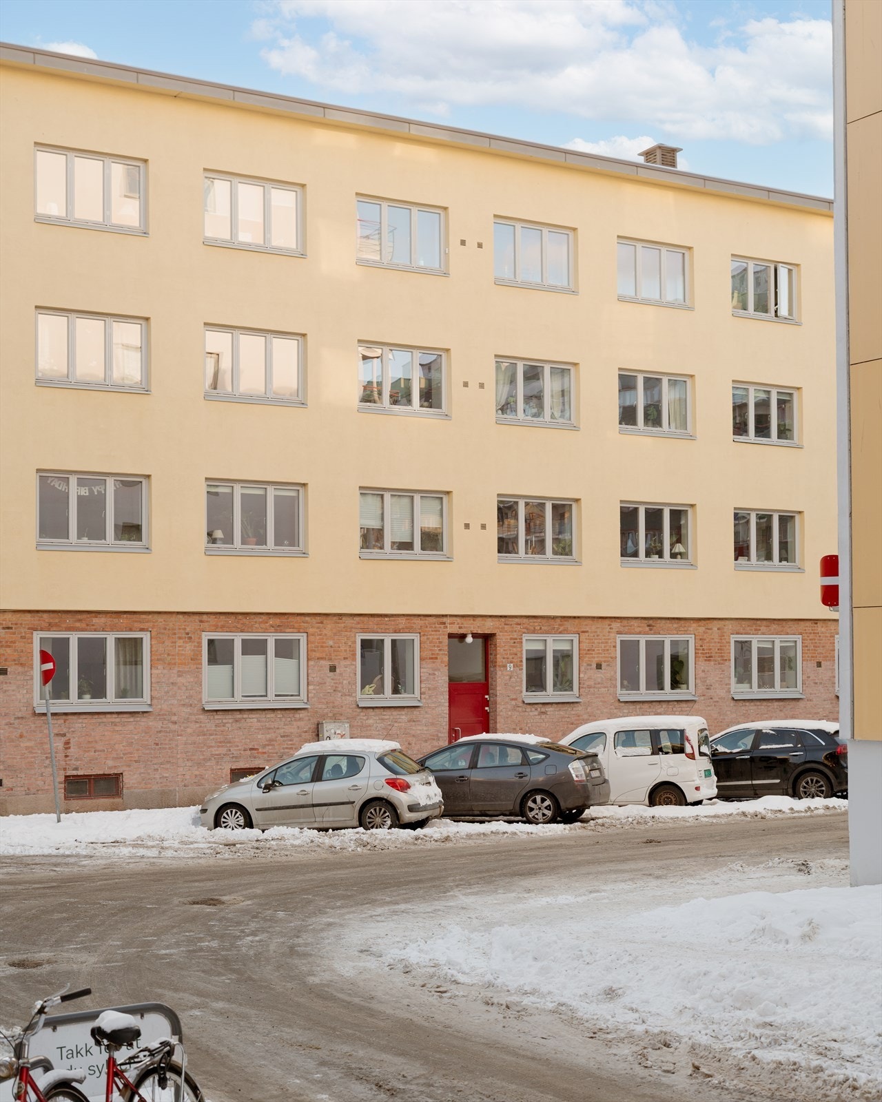 Leiligheten ligger i en rolig gate med lite gjennomgangstrafikk. Galleribilde