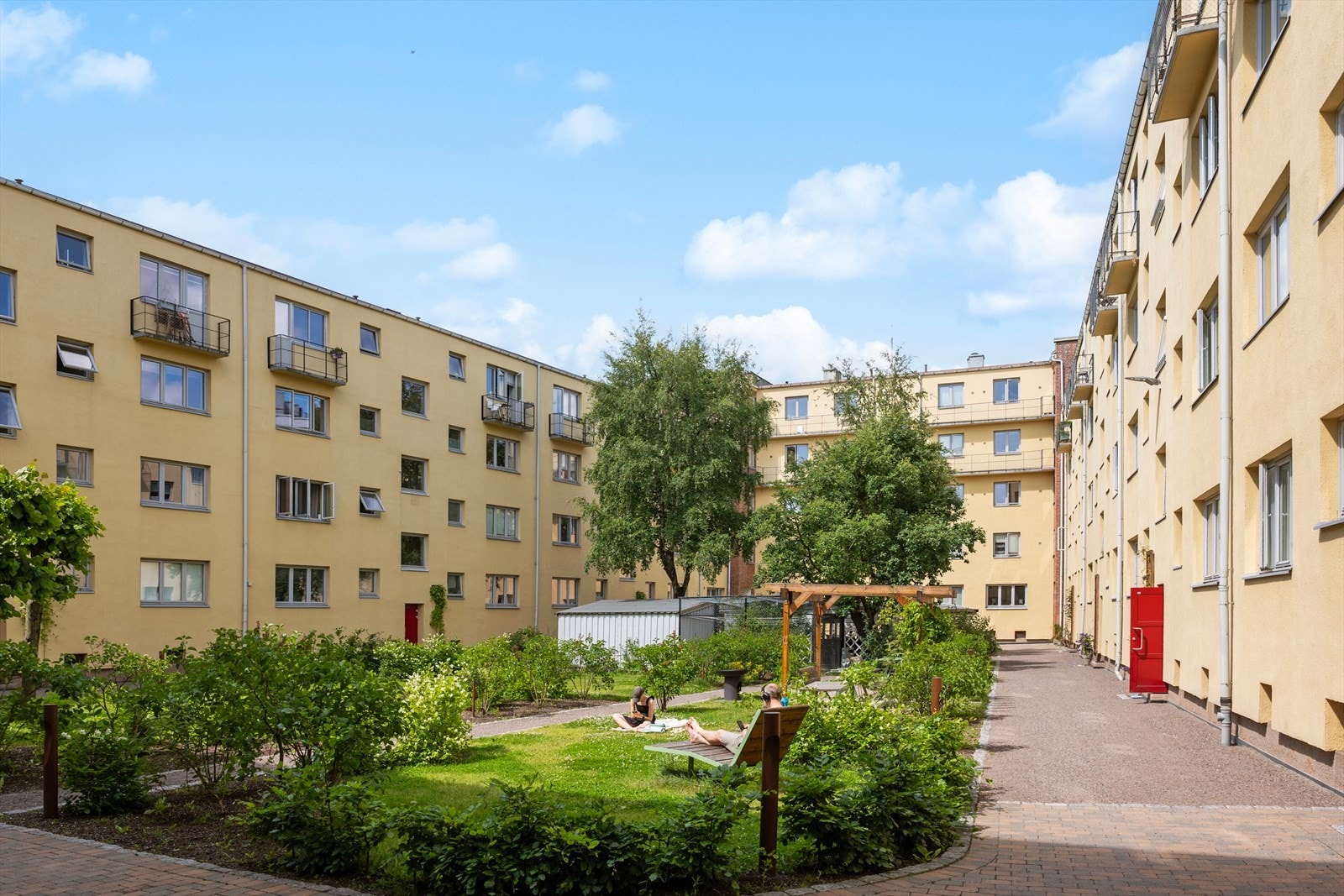 Bakgården ved leiligheten er omkranset av frodig vegetasjon og pent opparbeidede gangstier, og fremstår som et rolig og barnevennlig pusterom midt i byen. Galleribilde