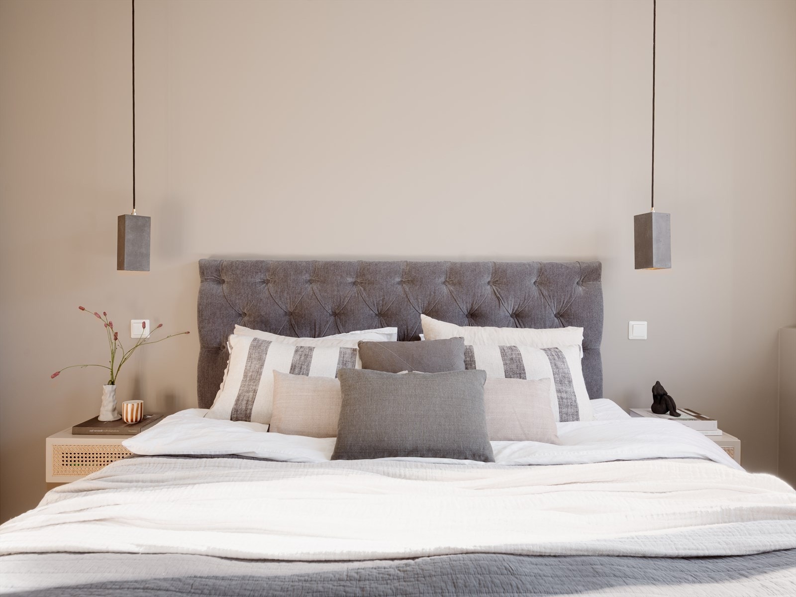 Rommet vender mot en rolig og pent opparbeidet bakgård. Galleribilde