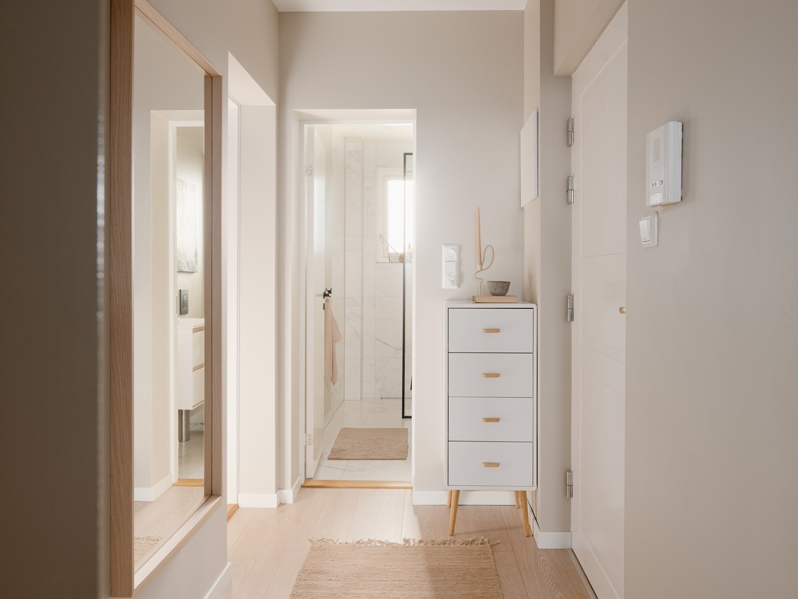 Her er det plassert et moderne sikringsskap med automatsikringer, installert som en del av oppgraderingene i 2018. Galleribilde