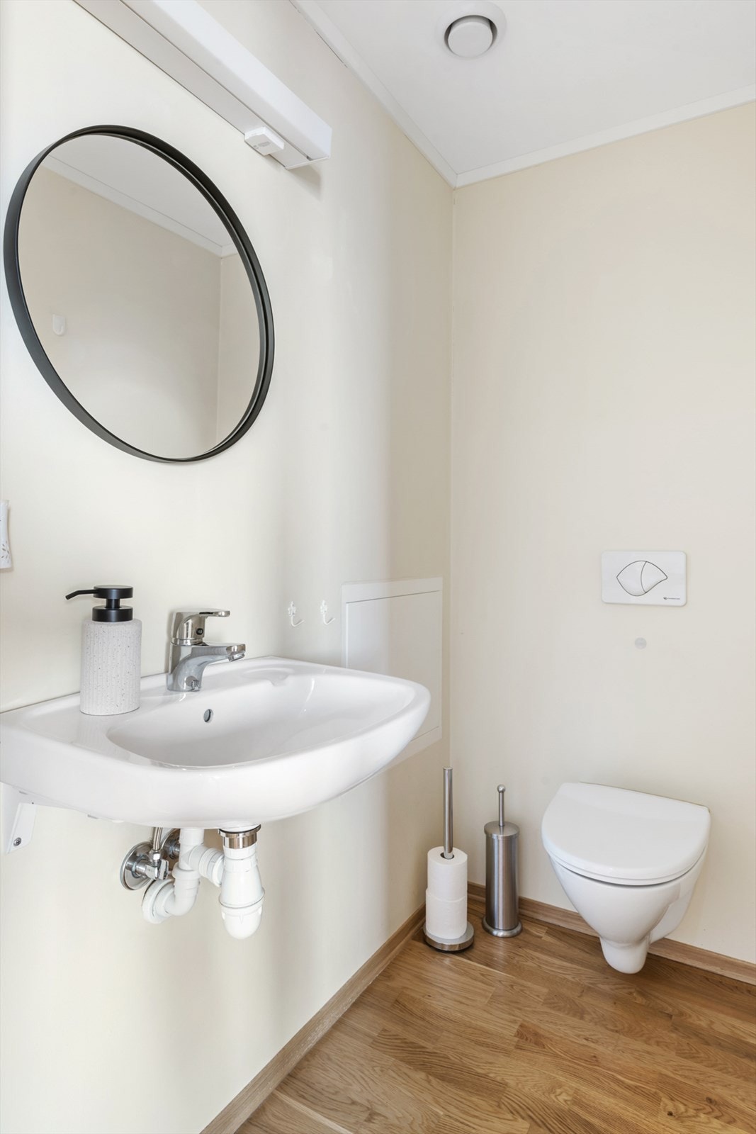 Ekstra toalett i eget rom ved siden av badet. Galleribilde