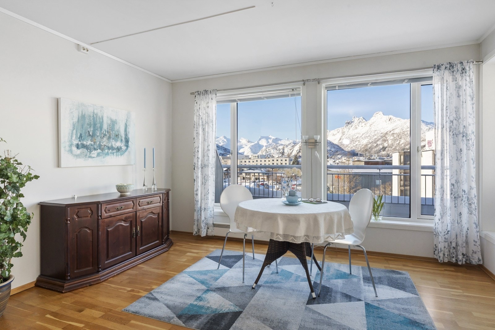 Spiseplass med utsikt mot Kongstinden og Småtindan Galleribilde