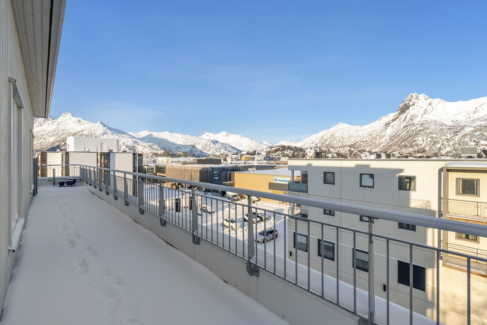 Vid utsikt mot fjellene rundt Svolvær Galleribilde