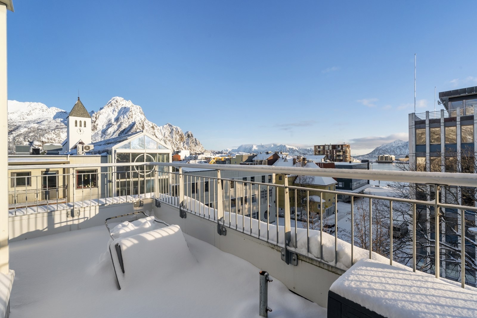 På fine dager kan morgenkaffen inntas på terrassen. Plass for bord og stoler. Galleribilde