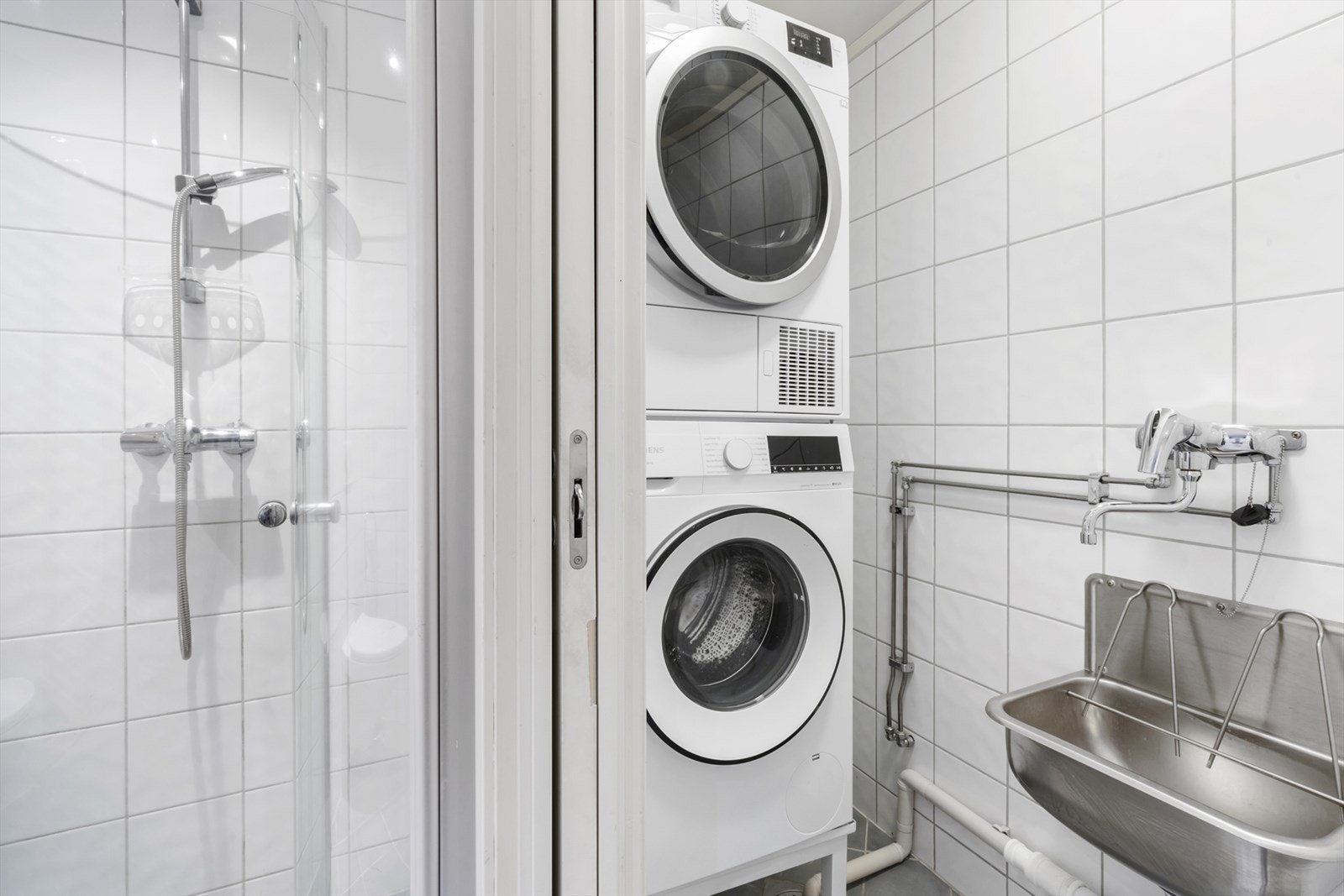 Opplegg for vaskemaskin og tørketrommel. Skyllekar. Galleribilde