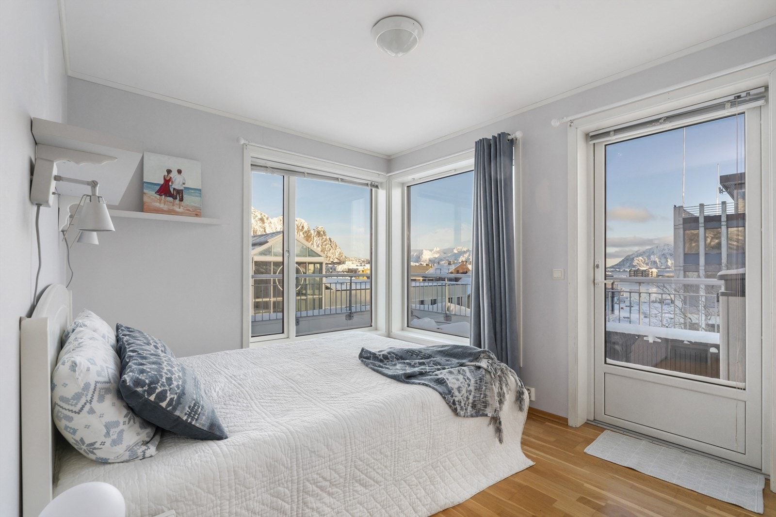 Det største soverommet er vendt mot øst og morgensola Galleribilde