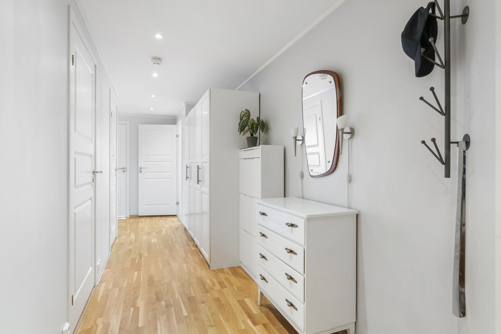 Entré med garderobeskap og downlights i tak. Galleribilde