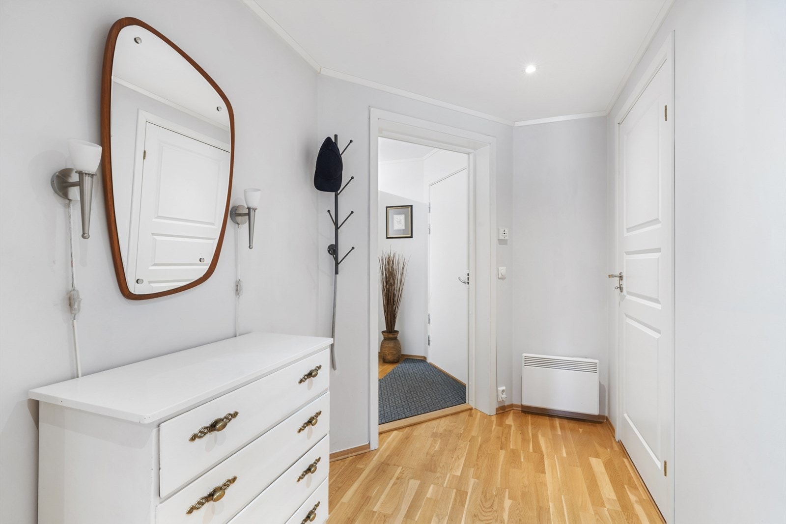 Utenfor entréen er det felles forgang med naboleiligheten. Innvendig bod inn til høyre. Godt med bortsettplass. Galleribilde