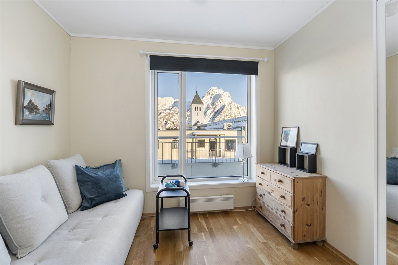 Det andre soverommet er vendt mot nord. Kirka og fjellet Fløya i bakgrunnen Galleribilde