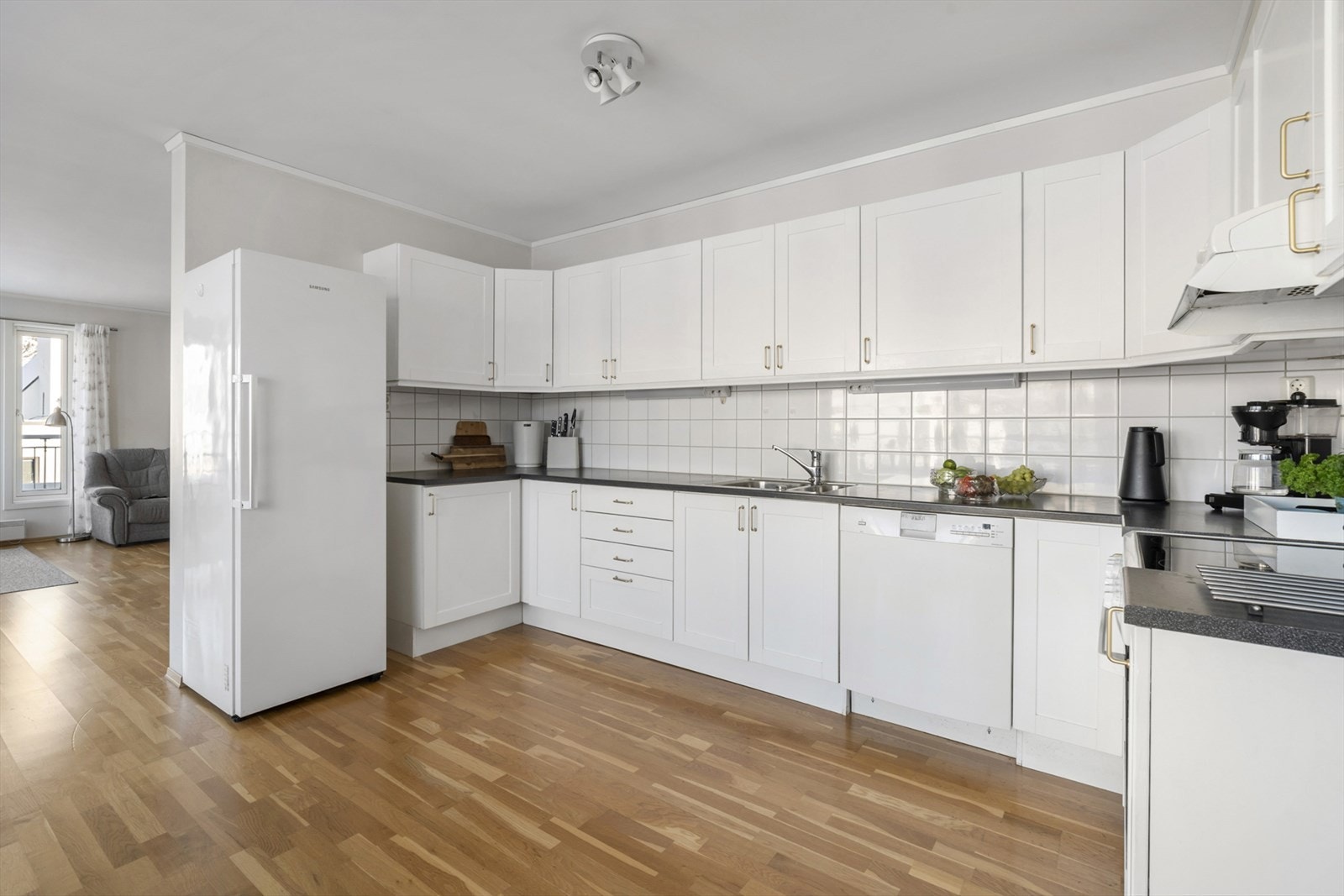 Bra med skap- og benkeplass. Flis over benk. Galleribilde