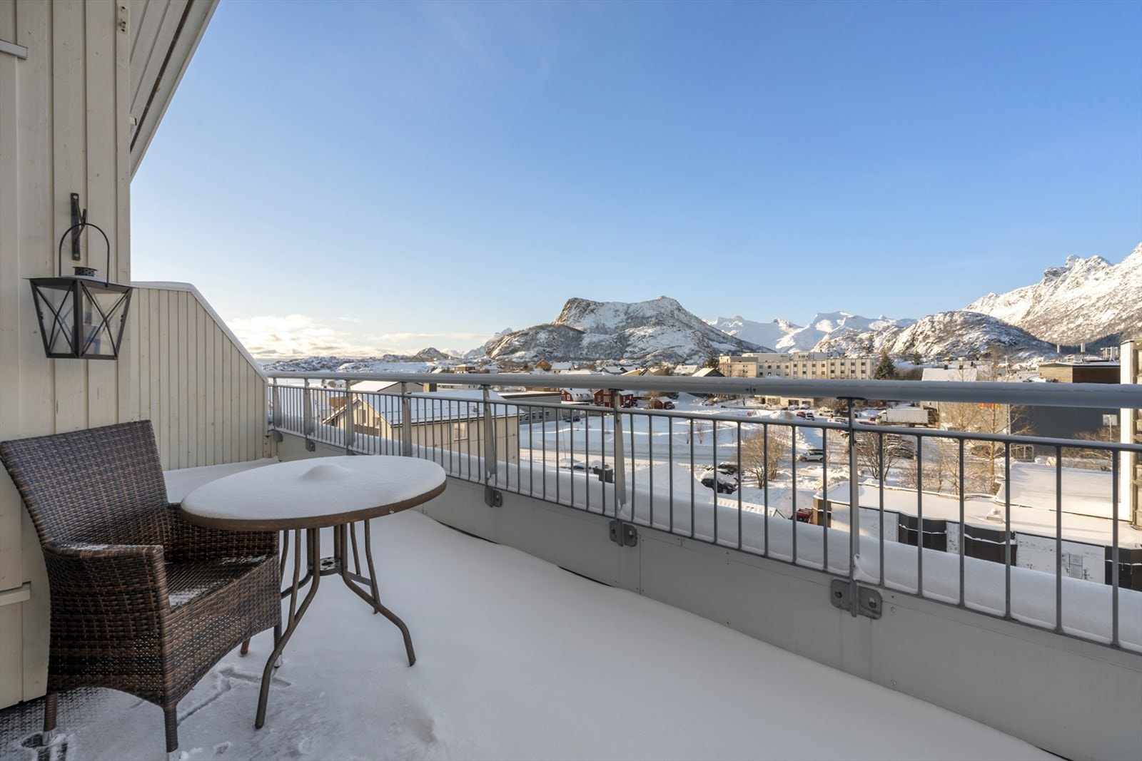 Romslig terrasse med sol på ettermiddag og kveld. God plass til utemøbler og spisegruppe. Galleribilde