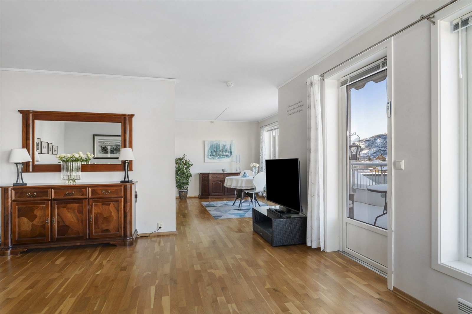 Utgang til terrassen både fra stua og det ene soverommet Galleribilde