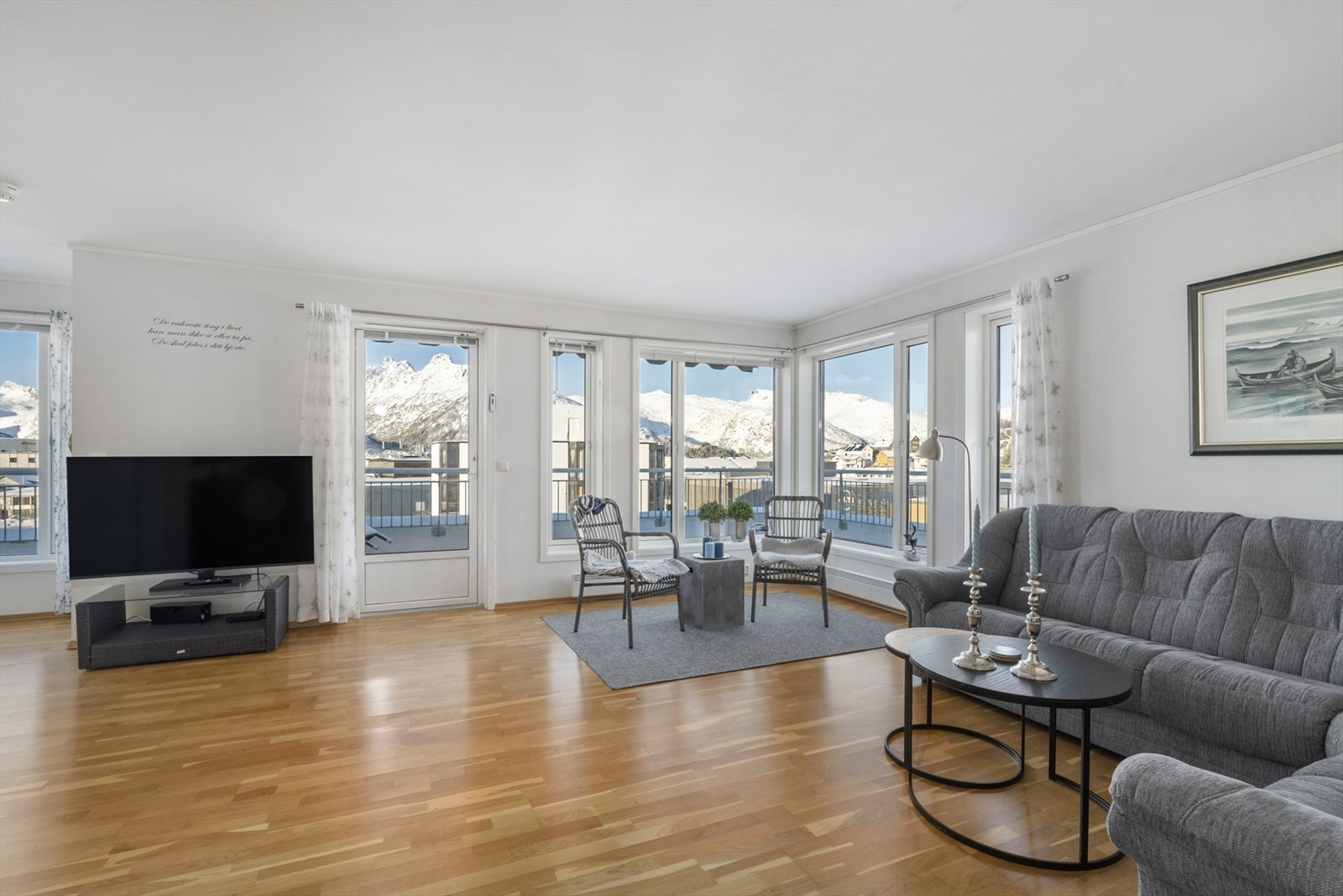 Store vindusflater gir godt med lysinnslipp Galleribilde