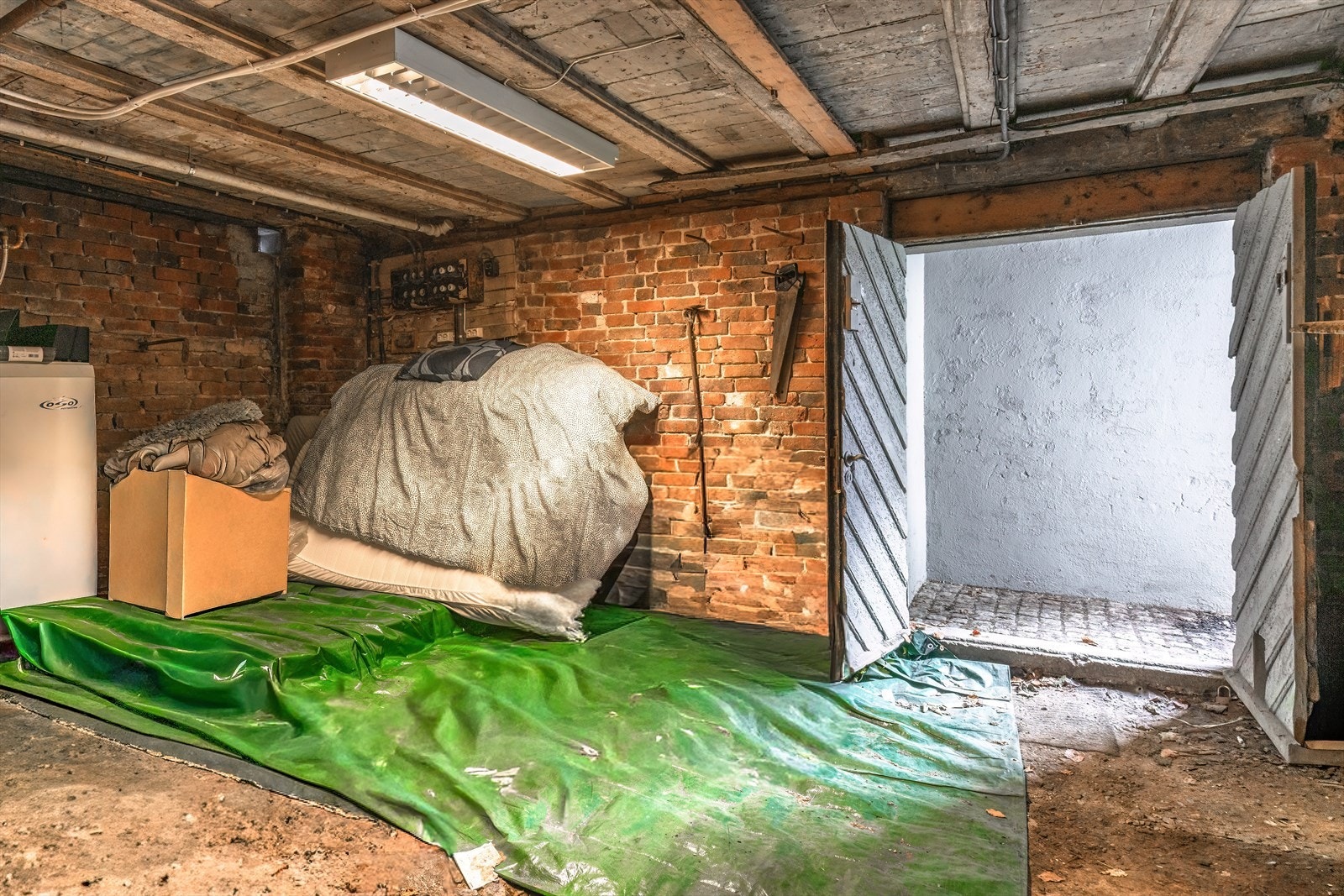 Leiligheten har arealet til venstre for dør som tilleggsareal. Enkel adkomst ut på eiendommen via doble dører. Galleribilde