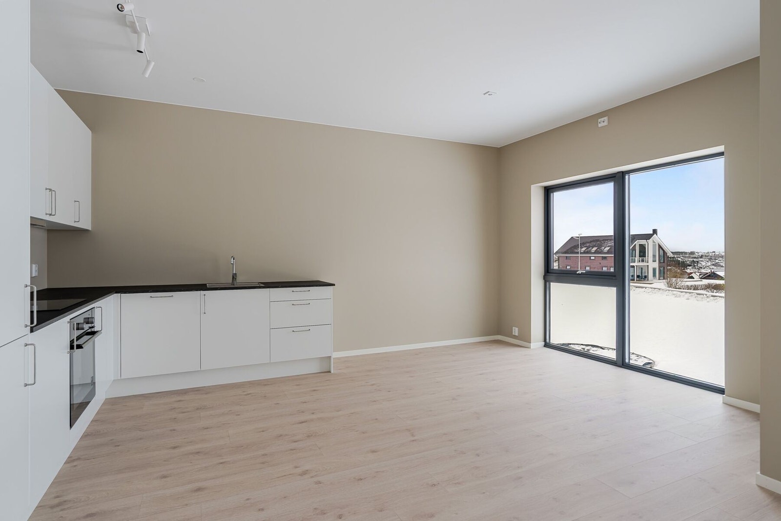 Integrert stekeovn, steketopp, oppvaskmaskin og kjøleskap Galleribilde