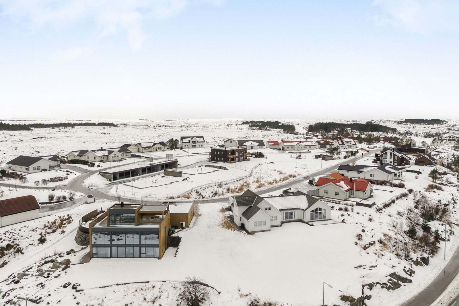 Det bugner med turområder, fiskeplasser og flott natur i alle retninger Galleribilde
