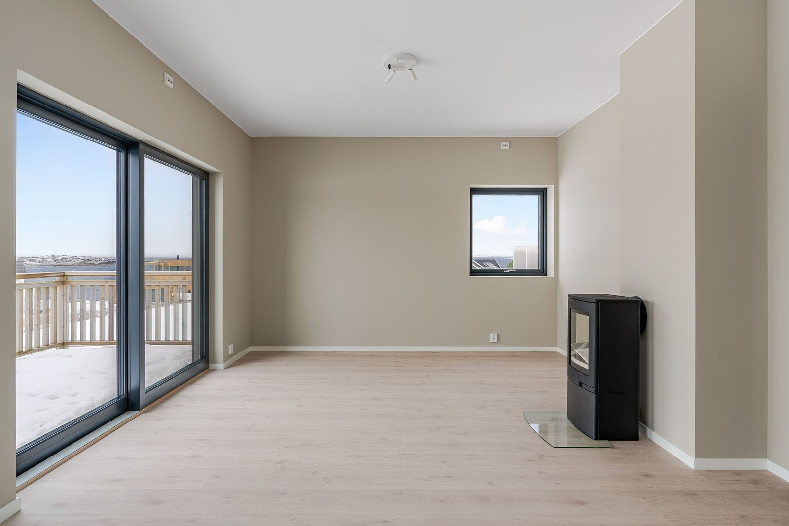 Det er installert vedovn. Dette skaper en koselig atmosfære og er en god oppvarmingskilde Galleribilde