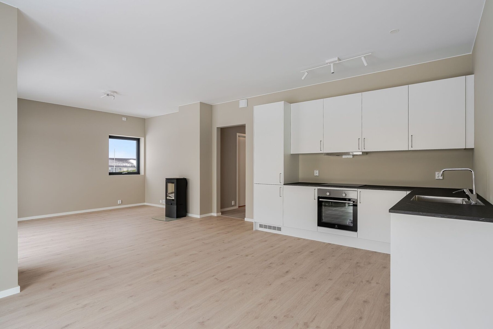 God plass til spisebord i tilknytting til kjøkkenet Galleribilde