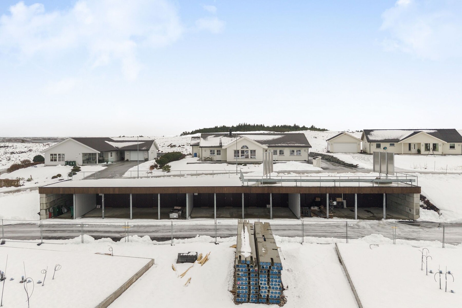 Medfølger en parkeringsplass i carport med tilhørende bod Galleribilde