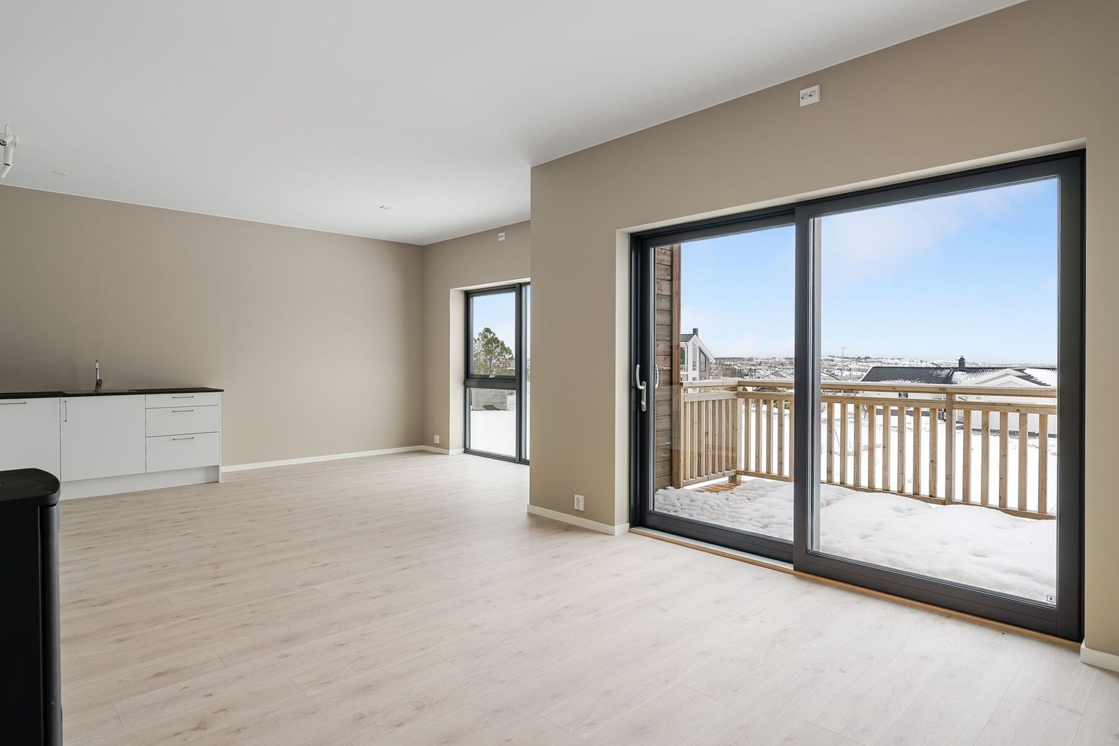 Stuen har store vindusflater som gir rikelig med lysinnslipp Galleribilde