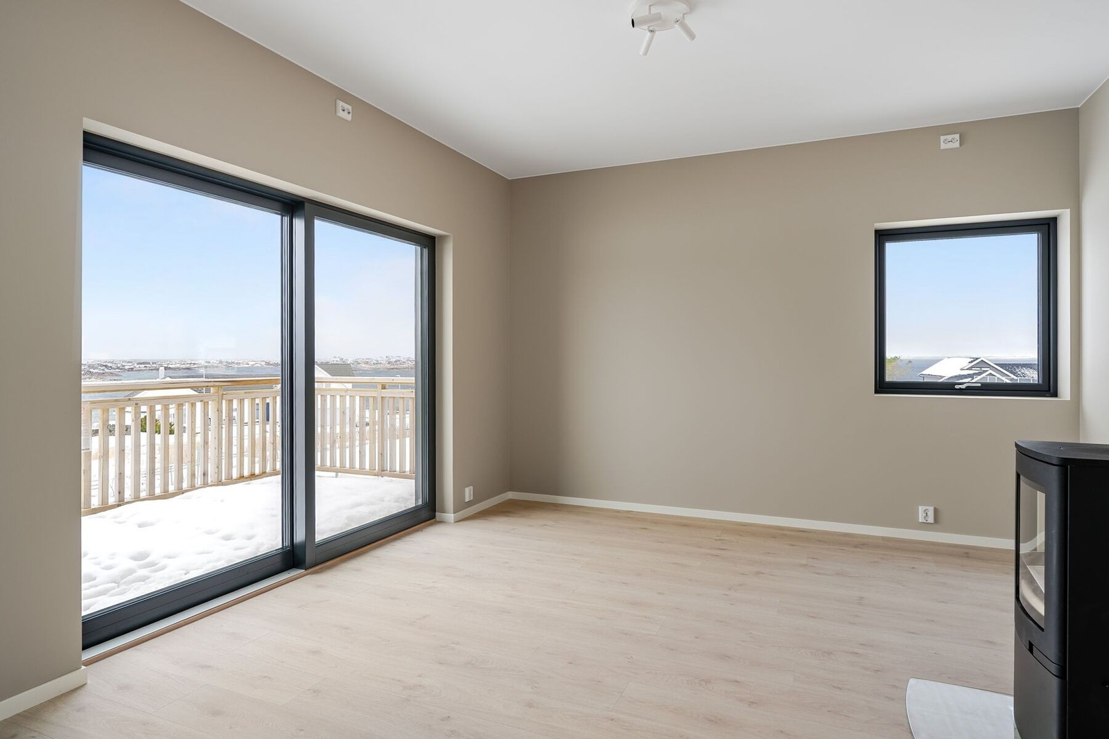 Lys og romslig stue-/kjøkkenløsning Galleribilde