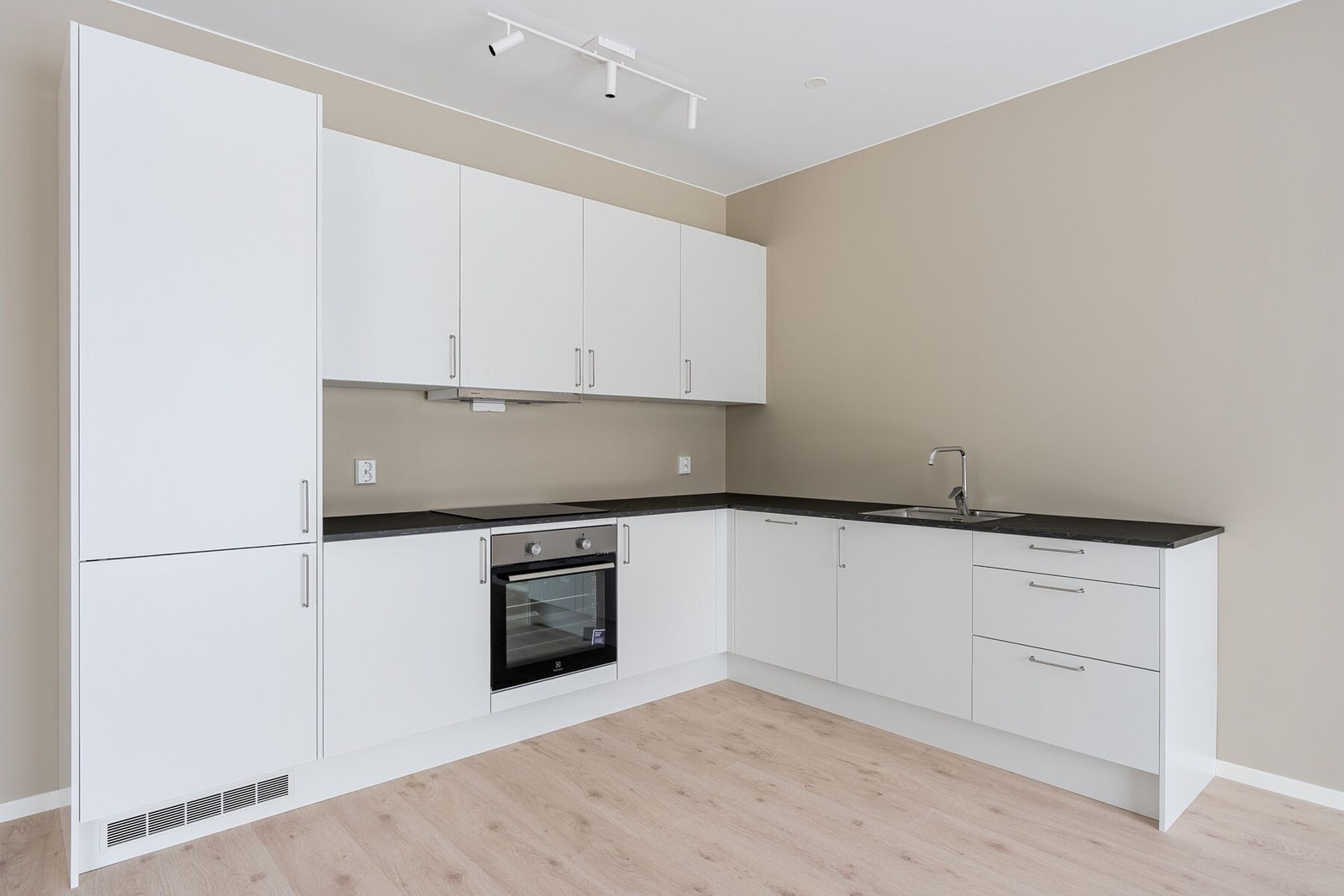 Pent kjøkken med integrerte hvitevarer fra Aubo Galleribilde