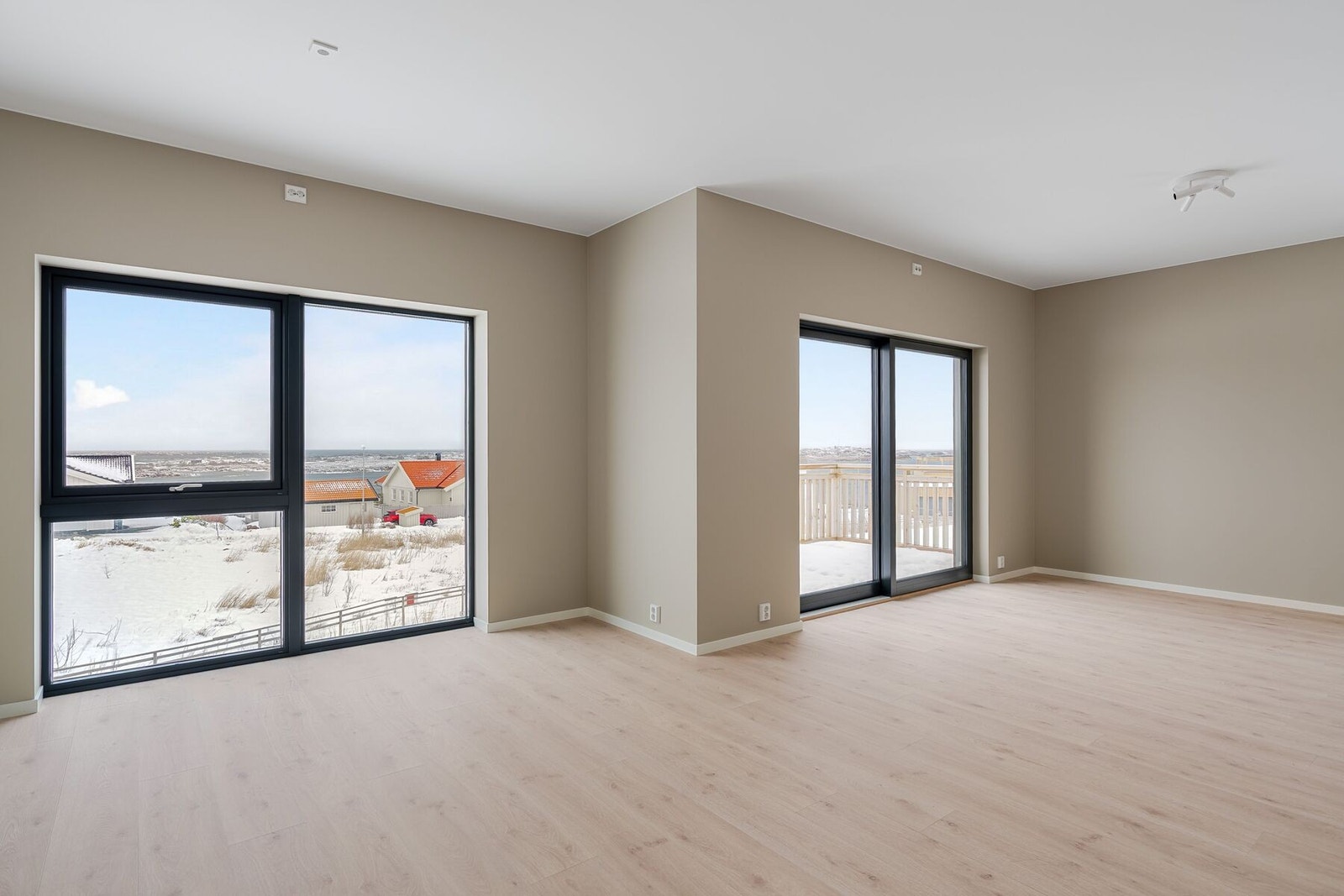 Leiligheten har en gjennomgående pen standard med praktiske løsninger Galleribilde