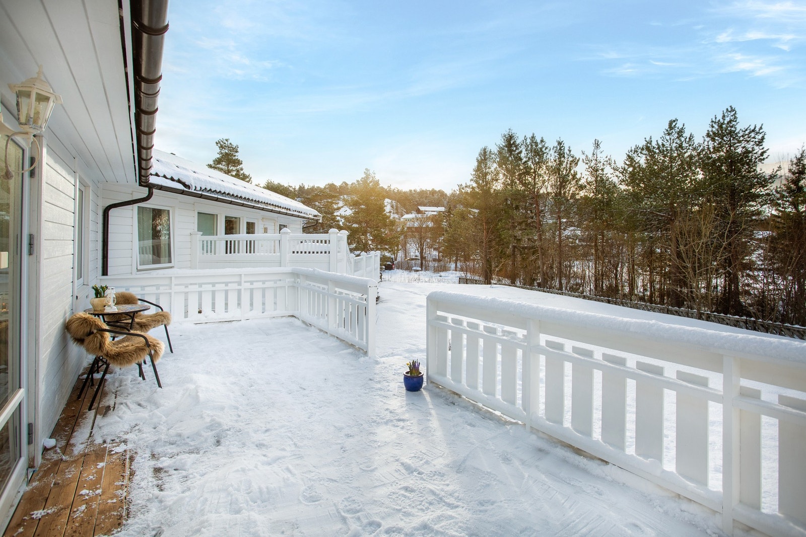 På den romslige terrassen kan man lage seg en hyggelig oase for å nyte sommerdagene! Galleribilde
