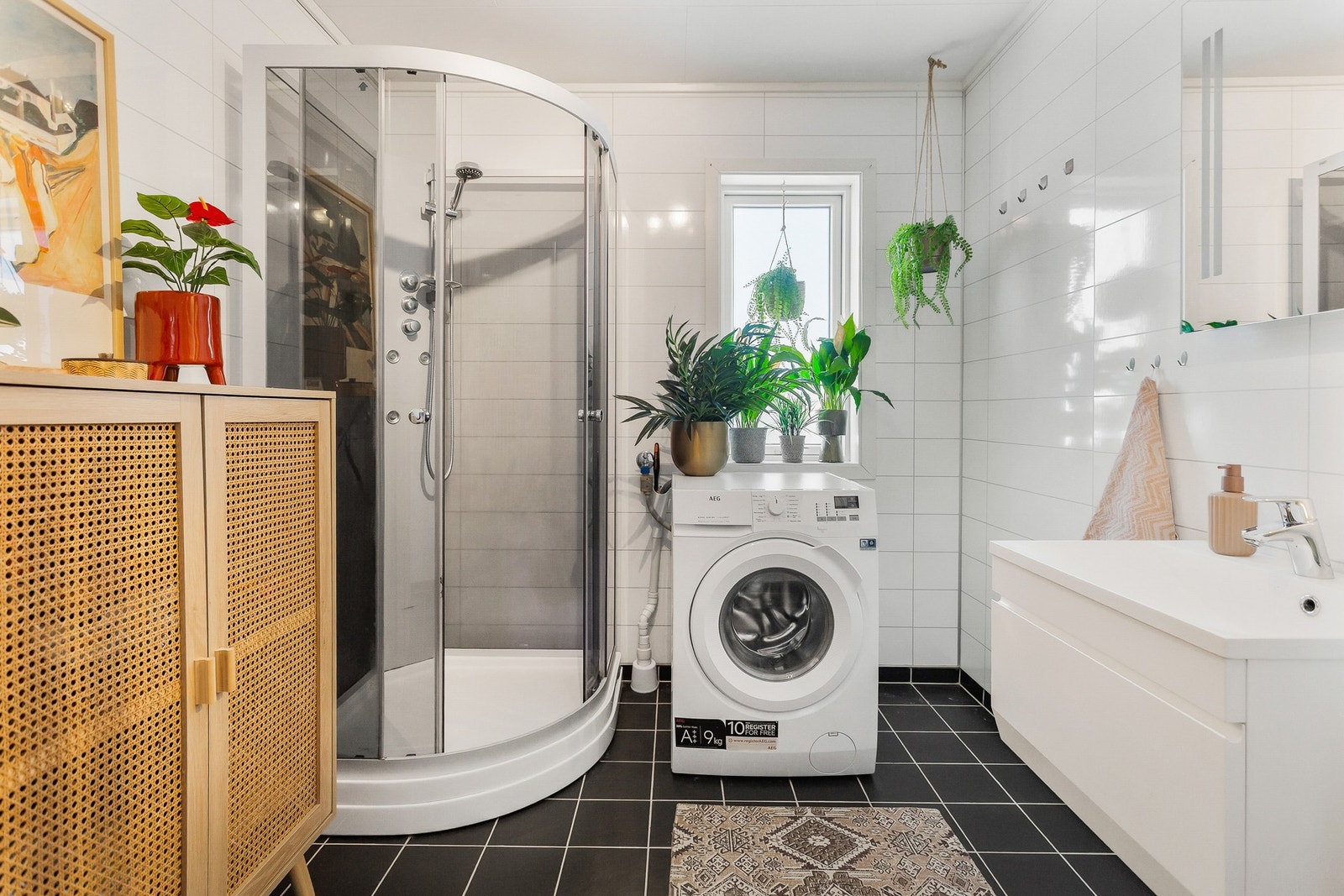 Bad - 7,5 kvm. Utstyrt med dusjkabinett, servantskap, toalett og opplegg for vaskemaskin Galleribilde