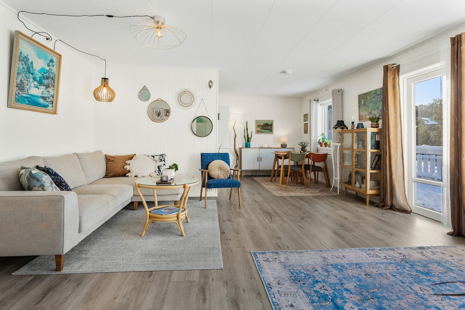 Lyse overflater og store vindu gir en god atmosfære inn i stuen! Galleribilde