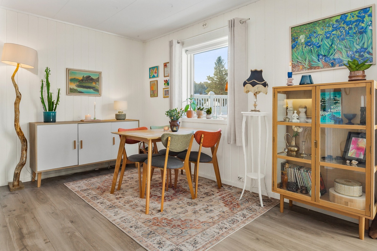 Spisebordet er plassert i den naturlige overgangen mellom stue og kjøkken Galleribilde