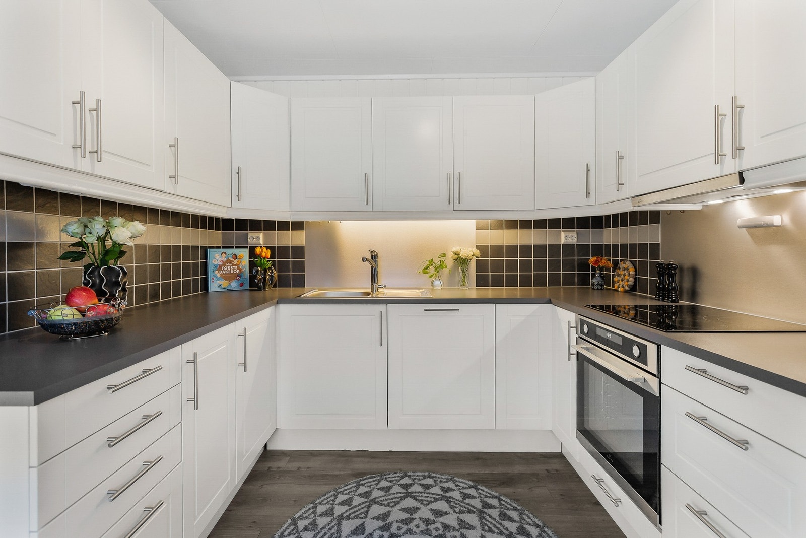 Det er integrert stekeovn, platetopp og oppvaskmaskin Galleribilde