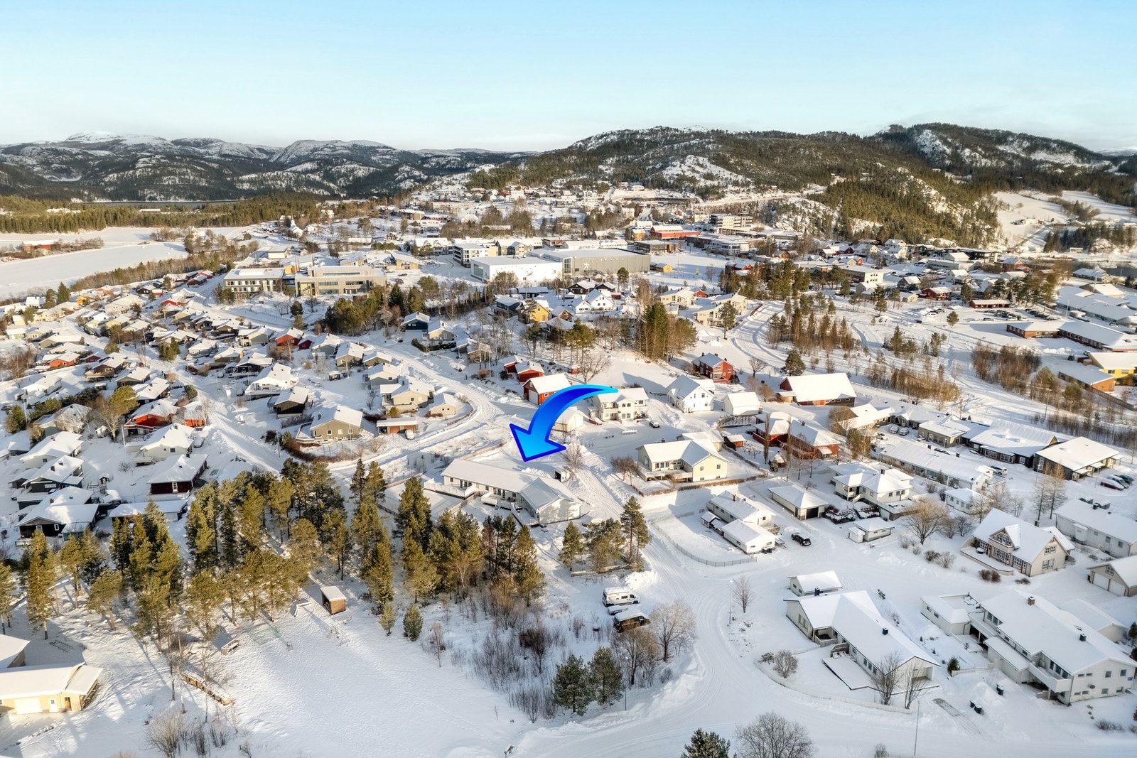 Det er ca 500 meter til matbutikker og restauranter i Kolvereid sentrum, samt umiddelbar nærhet til barnehager og skoler. Galleribilde