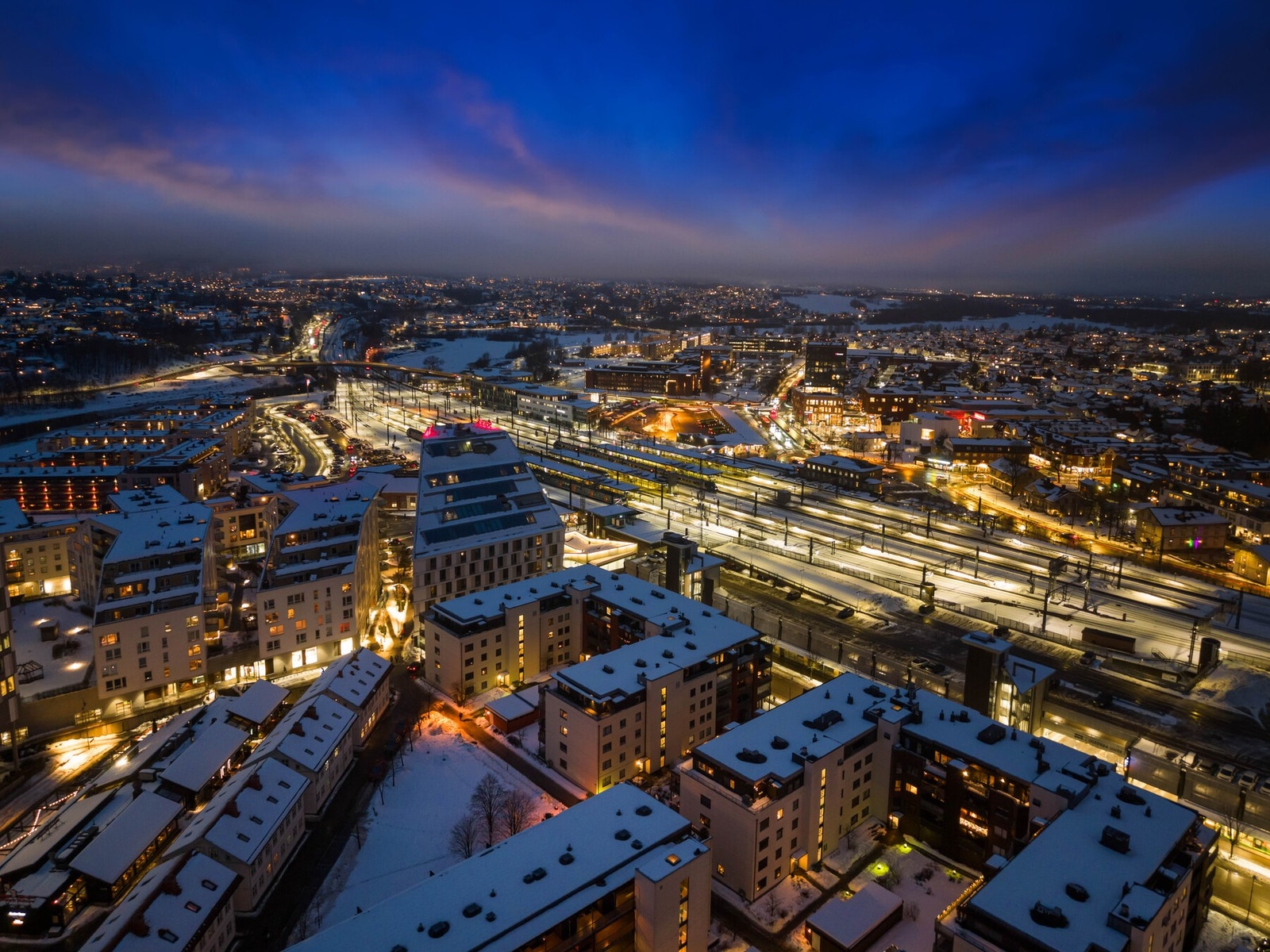 Lillestrøm stasjon ligger ca. 3 minutters gange fra boligen. Det er togforbindelse til Oslo S på ca. 10 minutter. Galleribilde